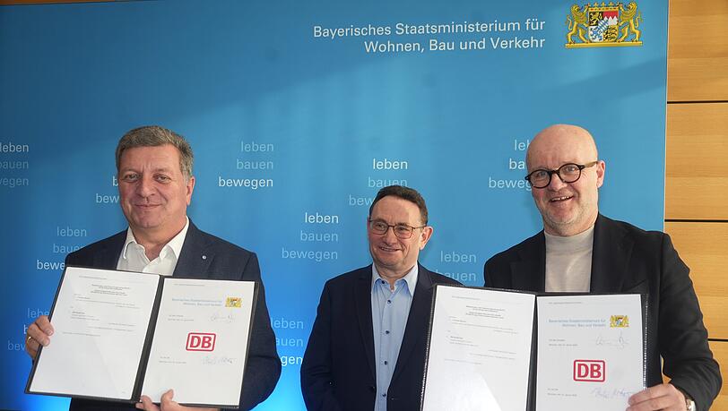 Verkehrsminister Christian Bernreiter (v.l.), Staatssekret&auml;r im Bundesverkehrsministerium Ulrich Lange und der Bahn-Chef Bayerns, Heiko B&uuml;ttner bei der Vertragsunterzeichnung im Bayerischen Verkehrsministerium am Montagnachmittag (19.1.2026).