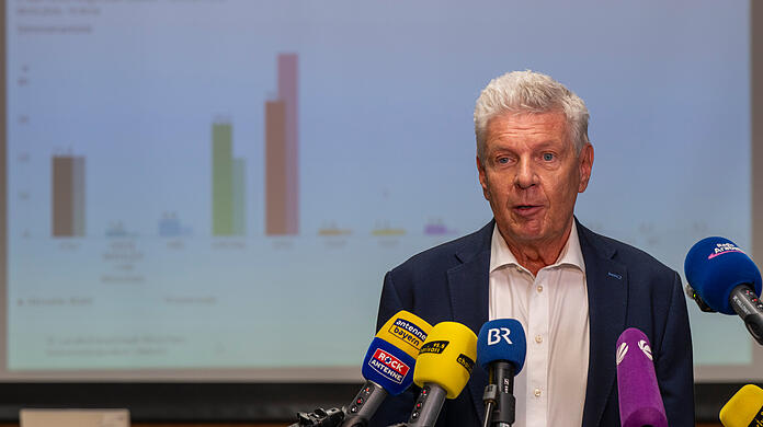 &bdquo;Ich habe Fehler gemacht&ldquo;: OB Dieter Reiter (SPD) am Wahlabend im KVR vor den Ergebnissen, die f&uuml;r ihn ersch&uuml;tternd ausgefallen sind.