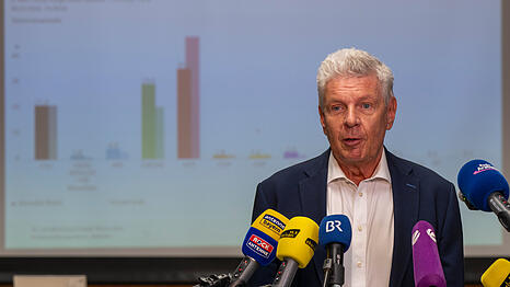 &bdquo;Ich habe Fehler gemacht&ldquo;: OB Dieter Reiter (SPD) am Wahlabend im KVR vor den Ergebnissen, die f&uuml;r ihn ersch&uuml;tternd ausgefallen sind.