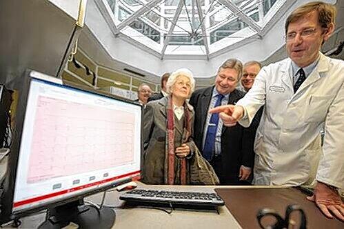 Kardiologie-Chefarzt Matthias Pauschinger (re.) mit Dr. Elisabeth Birkner und MdB Martin Burkert vom Herzhilfe-Verein.