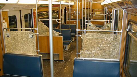 Zerstörungswut: Sämtliche Trennscheiben dieses U-Bahnwaggons sind zerschmettert.