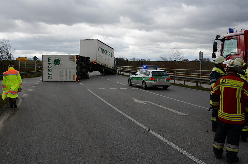 Lkw liegt auf der Seite: Ein mit Styropor beladener Lastwagen ist auf der B299 ungekippt. Sturm "Niklas" hat den Sattelzug umgeworfen.
