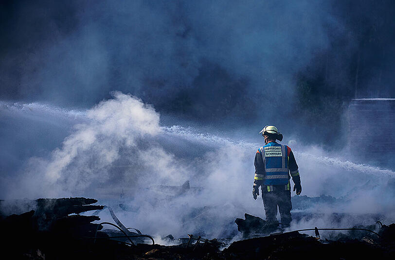 Schier endloser Kampf gegen die Flammen - die Bilder vom Morgen danach: postapokalyptisch. Vom den Sägewerk in Oberfranken blieb nicht viel übrig.