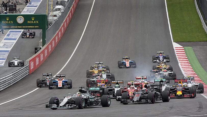 Lewis Hamilton an der Spitze des Feldes - kurz nach dem Start. Lewis Hamilton an der Spitze des Feldes - kurz nach dem Start.