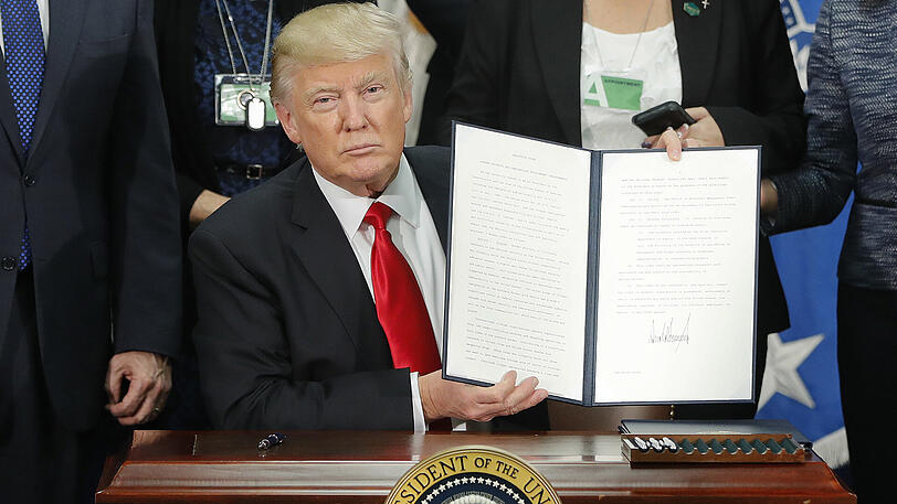 Donald Trump hält am 25. Januar 2017 in Washington ein Dekret für Maßnahmen zur Begrenzung der Einwanderung und dem Bau einer Grenzmauer zu Mexiko hoch.