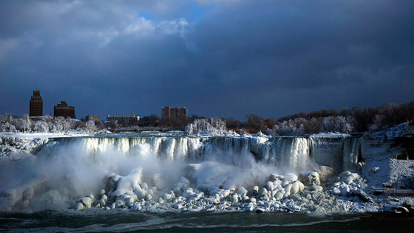 Die Niagarafälle an der Grenze zu Kanada. Das Naturschauspiel ist teilweise eingefroren.