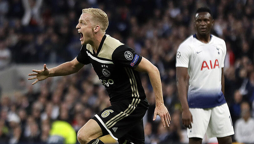 Donny van de Beek von Ajax Amsterdam jubelt nach seinem Führungs- und Siegtor in Tottenham. Donny van de Beek von Ajax Amsterdam jubelt nach seinem Führungs- und Siegtor in Tottenham.