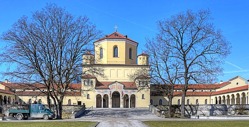 Im Nordfriedhof wird ein Kranz für von Erhardt niedergelegt.