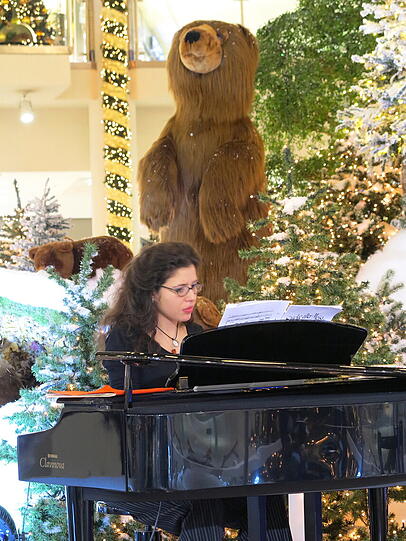 Djordje Matkovic: Dienstag nach der Arbeit wollte ich im Perlacher PEP einkaufen. Und da hörte und sah ich ernste Musik in nicht so ernster Umgebung. Eine Pianistin und eine Cellistin spielten klassische Musik in der Weihnachtsdekoration. Sofort habe ich meine Kamera gezogen und begonnen zu fotografieren. Die Musik war herrlich - die Lichtverhältnisse kriminell! Während ich fotografiert habe, haben die zwei hübsche junge Damen Air aus der Orchestersuite Nr.3 von J.S. Bach gespielt.
"War das: Air für den Bär?!" - habe ich zum Schluss gefragt. Die Damen haben herzhaft gelacht!
Ich bin hochzufrieden heimgegangen und habe irgendwann später festgestellt, dass ich nichts zu Essen gekauft habe. Ach, was soll es - man lebt nicht nur vom Brot allein!
