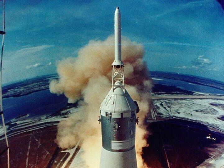 Eine rund 2900 Tonnen schwere Saturn-V-Trägerrakete startet vom Kennedy Space Center in Florida aus. Die Astronauten der Mission Apollo 11, Armstrong, Aldrin und Collins, flogen mit ihr 1969 zum Mond.