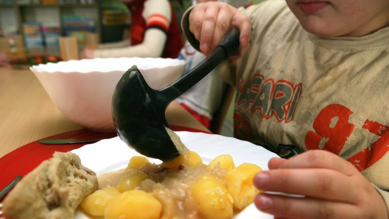 Ein Junge nimmt sich beim Mittagstisch des Kinderschutzbundes in Schwerin Soße für die Kartoffeln. Ein Junge nimmt sich beim Mittagstisch des Kinderschutzbundes in Schwerin Soße für die Kartoffeln.