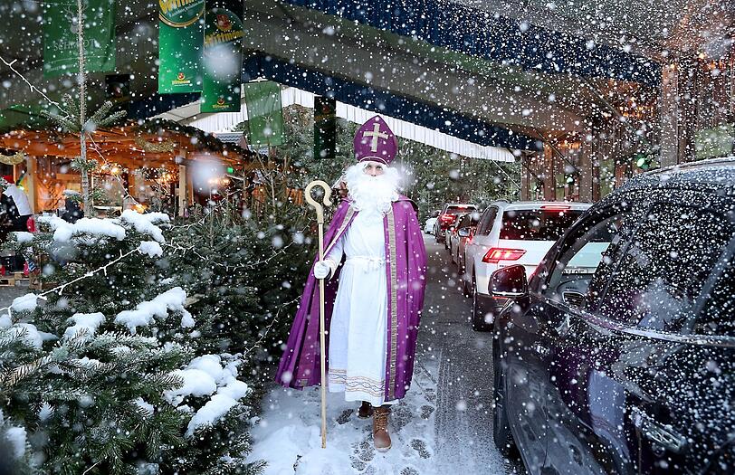 Der Nikolaus im Schnee kommt nicht nur in Landshut gut an.