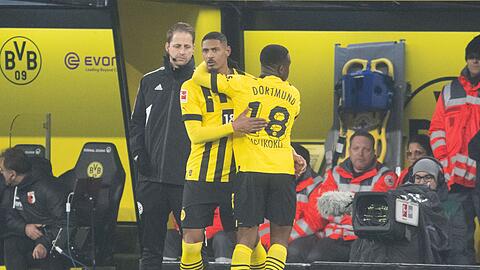 Stürmer Sébastien Haller (l) feierte sein Pflichtspieldebüt für den BVB.