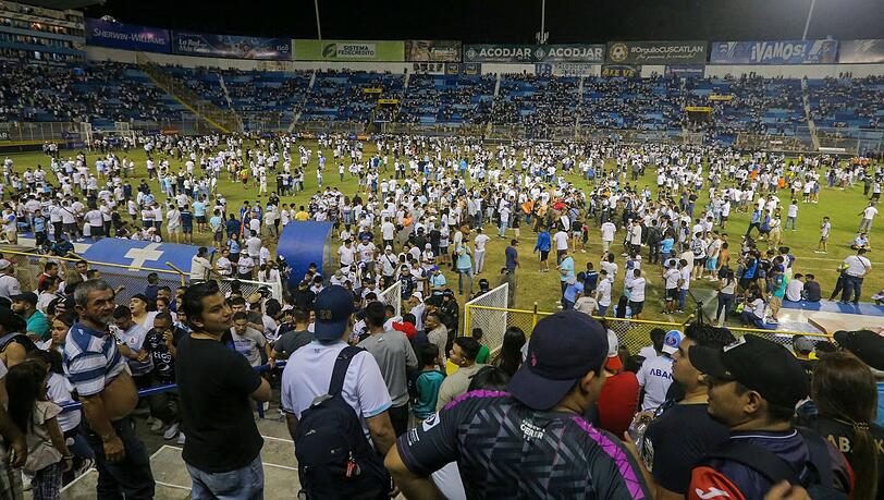 Bei einer Massenpanik im Cuscatlan-Stadion in El Salvador sind mindestens zwölf Menschen ums Leben gekommen.