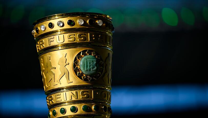 Der DFB-Pokal ist vor dem Spiel auf einem Podest zu sehen.
