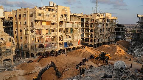 Ägyptische Arbeiter suchen mit schwerem Gerät nach sterblichen Überresten von Geiseln. (Archivbild)