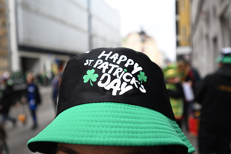 Wer keinen eigenen Hut dabei hat, der kriegt so einen von Guinness.