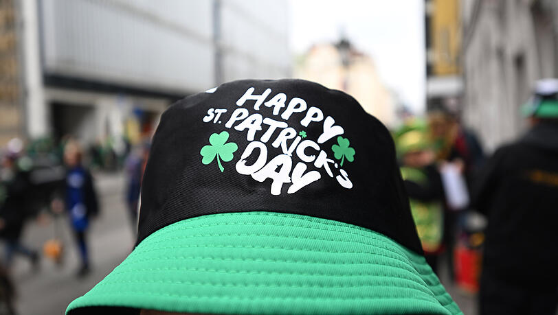 Wer keinen eigenen Hut dabei hat, der kriegt so einen von Guinness.