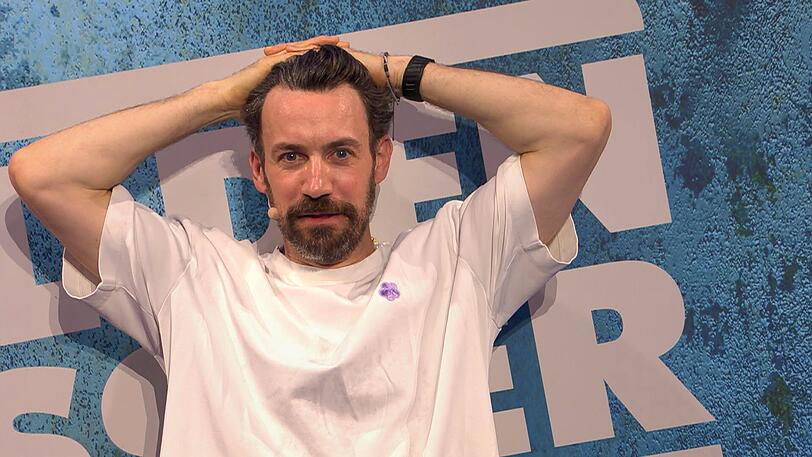 Jan Köppen, dem Scherzkeks, vergeht das Lachen. Henssler höhnt über seine Nachspeise: "Das wird's bei der nächsten Dschungelprüfung geben." Henssler gewinnt das letzte Sommer-Grillen souverän mit 80:62. Jan Köppen, dem Scherzkeks, vergeht das Lachen. Henssler höhnt über seine Nachspeise: "Das wird's bei der nächsten Dschungelprüfung geben." Henssler gewinnt das letzte Sommer-Grillen souverän mit 80:62.