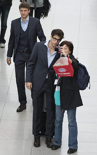 Für ein kleines Fan-Foto hat Javi Martinez noch Zeit.