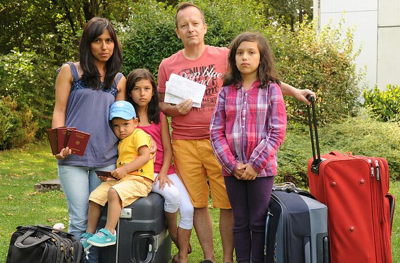 Familie Groß völlig enttäuscht auf gepackten Koffern &ndash; aus der Reise nach Ecuador wurde leider nichts.