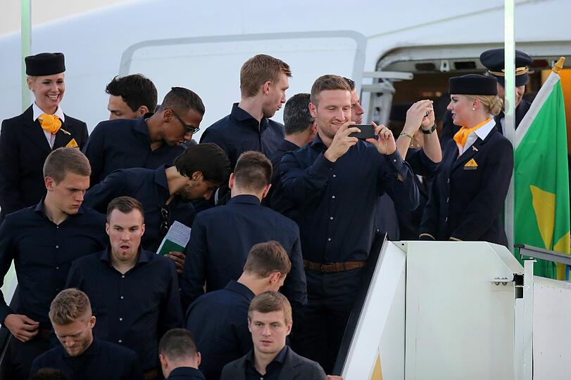 Sehen Sie hier weitere Bilder von der Abreise der DFB-Elf nach Brasilien.