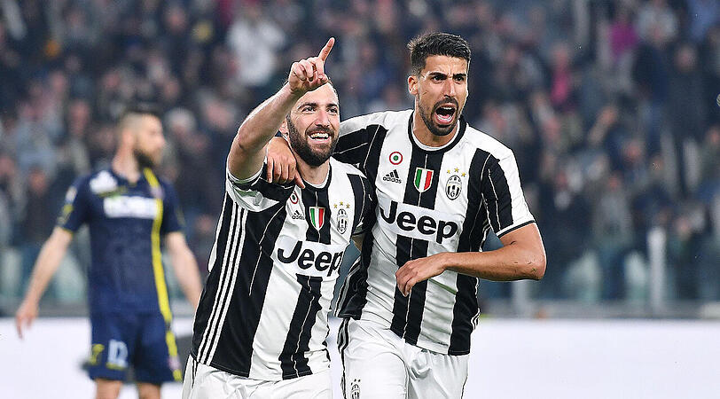Gut aufgelegt: Gonzalo Higuain von Juventus Turin mit seinem Teamkameraden Sami Khedira.