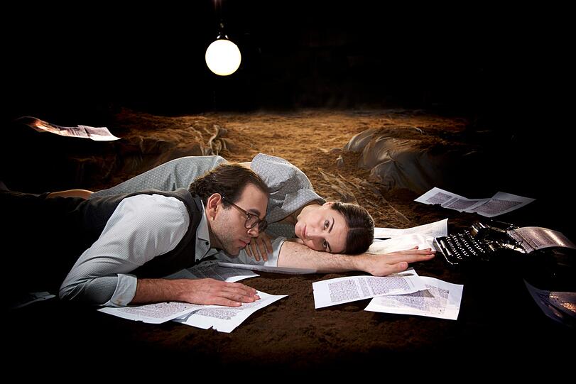 Liviu Holender und Sophie Mitterhuber als Hans und Sophie Scholl in der Kammeroper &bdquo;Weiße Rose&ldquo; von Udo Zimmermann auf der Studiobühne des Gärtnerplatztheaters.