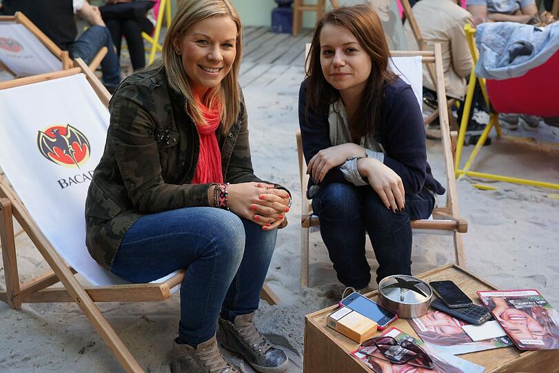 Steffi und Denise lassen es sich gutgehen.