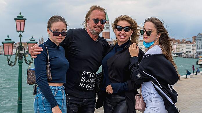 Geiss-Tochter Davina (r.) lies sich in Italien zur Royal krönen – zumindest für einen kurzen Moment.