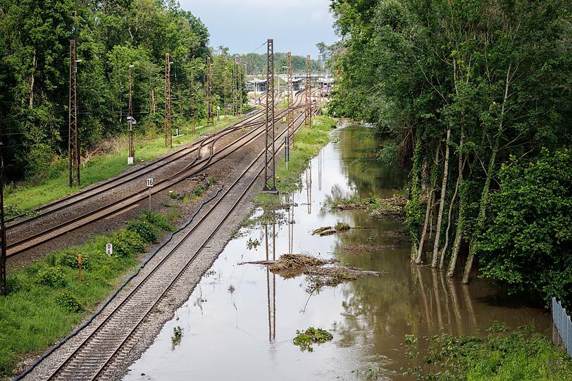 Eine Bahntrasse nahe der Donaubrücke ist überflutet.