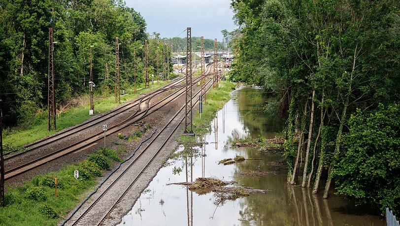 Eine Bahntrasse nahe der Donaubrücke ist überflutet. Eine Bahntrasse nahe der Donaubrücke ist überflutet.