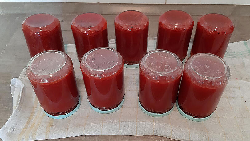 Marmeladengläser kann man gleich nach dem Abfüllen auf den Kopf stellen, dadurch bildet sich im Glas ein Vakuum, zudem werden etwaige Keime auf dem Deckel und dem Glasrand abgetötet.