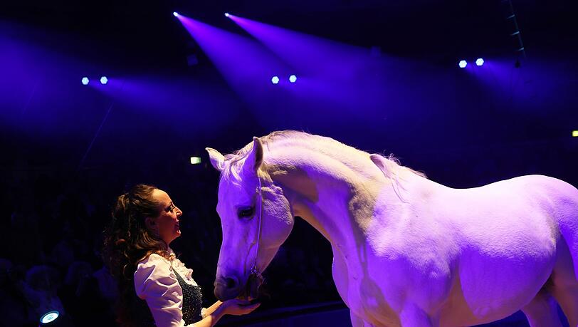 Zirkus-Chefin Jana Mandana Lacey-Krone zeigt nicht nur ihre Reitk&uuml;nste. Sie ist auch eine Pferdefl&uuml;sterin.