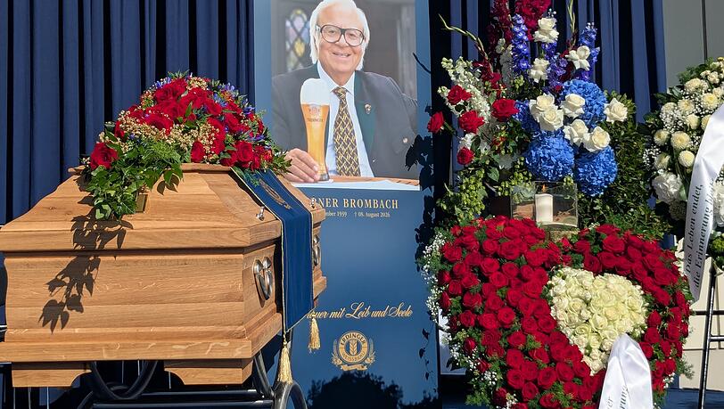 Abschied von Werner Brombach. Neben dem Sarg steht ein großes Bild des "Bräu von Erding". Auch viele Kränze und Blumen ehren den Bier-Pionier. Abschied von Werner Brombach. Neben dem Sarg steht ein großes Bild des "Bräu von Erding". Auch viele Kränze und Blumen ehren den Bier-Pionier.