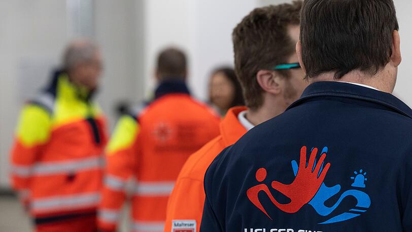 Auch Notfallsanitäter erlebten Anfeindungen und Übergriffe im Einsatz. (Symbolbild) Auch Notfallsanitäter erlebten Anfeindungen und Übergriffe im Einsatz. (Symbolbild)