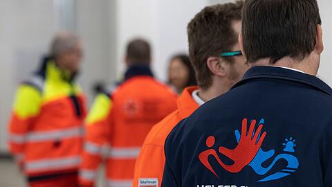 Auch Notfallsanit&auml;ter erlebten Anfeindungen und &Uuml;bergriffe im Einsatz. (Symbolbild)