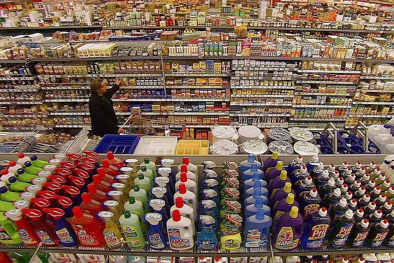 Bunte Plastikwelt: Regisseur Werner Boote auf einem Streifzug im Supermarkt (Filmszene).