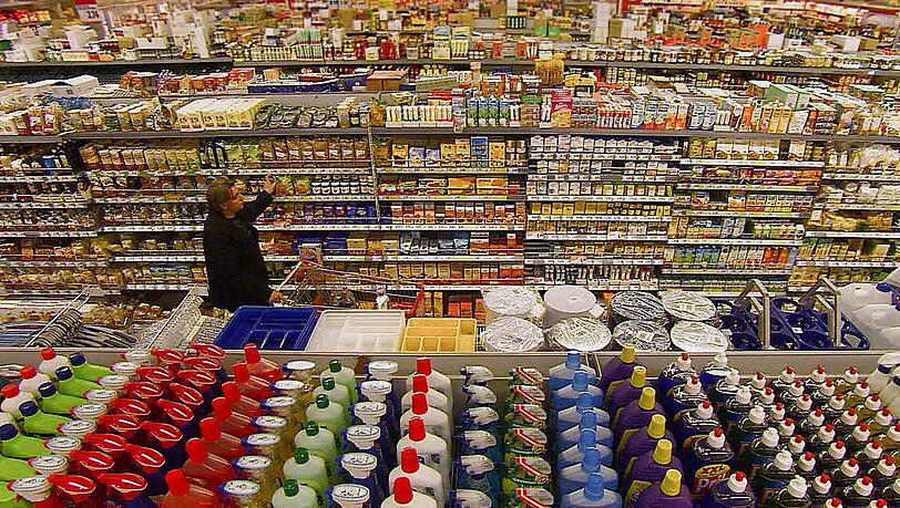 Bunte Plastikwelt: Regisseur Werner Boote auf einem Streifzug im Supermarkt (Filmszene). Bunte Plastikwelt: Regisseur Werner Boote auf einem Streifzug im Supermarkt (Filmszene).