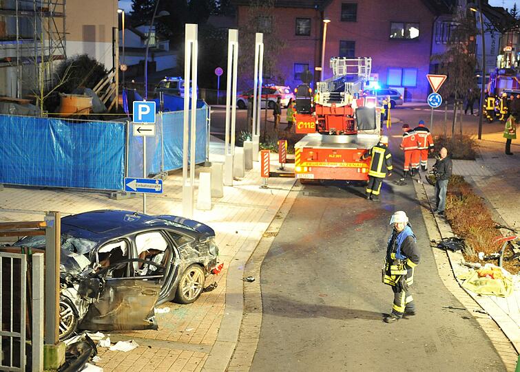 In Alzenau ist am Sonntag ein Autofahrer in eine Familie gerast. Die 36-jährige Frau und ihr siebenjähriger Sohn starben.