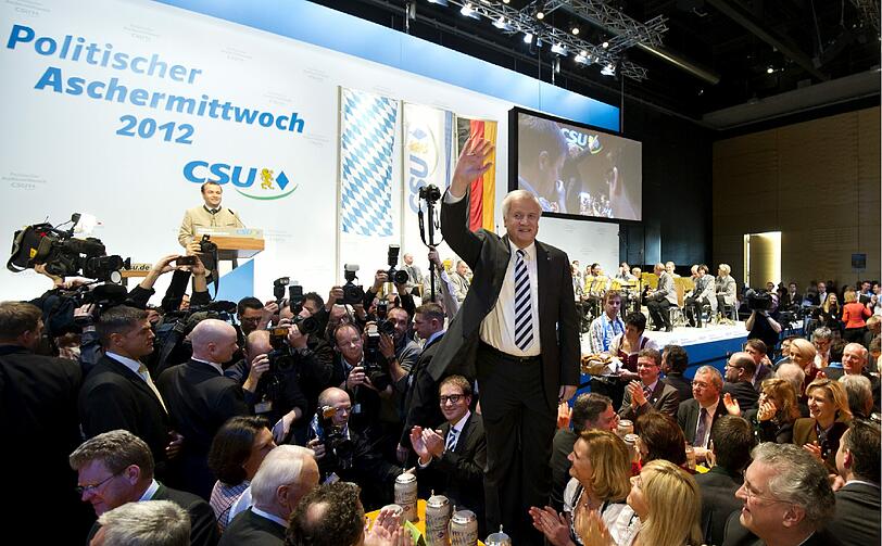 Bier und Politik - eine wundervolle Symbiose, zumindest am Aschermittwoch: Sehen Sie hier die Bilder des deftigen Polit-Klamauks mit OB Ude, Horst Seehofer, Claudia Roth und Co....