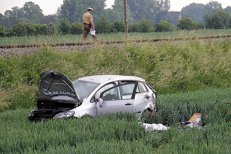 Durch den Aufprall ist der Wagen weit in ein Feld geschleudert worden.