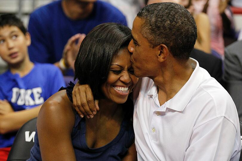 Von der "Kiss Cam" erwischt: Obama knutscht seine Michelle beim Basketball in Washington - sehen Sie hier die besten Bilder.