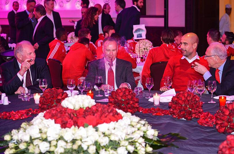 Bankett des FC Bayern München nach dem Klub-WM-Sieg: Uli Hoeneß, Karl-Heinz Rummenigge, Pep Guardiola und Franz Beckenbauer feiern (v.l.).