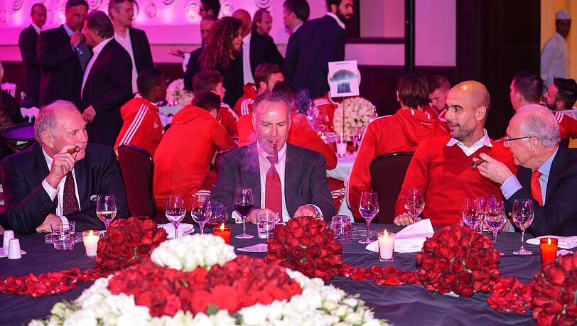 Bankett des FC Bayern München nach dem Klub-WM-Sieg: Uli Hoeneß, Karl-Heinz Rummenigge, Pep Guardiola und Franz Beckenbauer feiern (v.l.). Bankett des FC Bayern München nach dem Klub-WM-Sieg: Uli Hoeneß, Karl-Heinz Rummenigge, Pep Guardiola und Franz Beckenbauer feiern (v.l.).