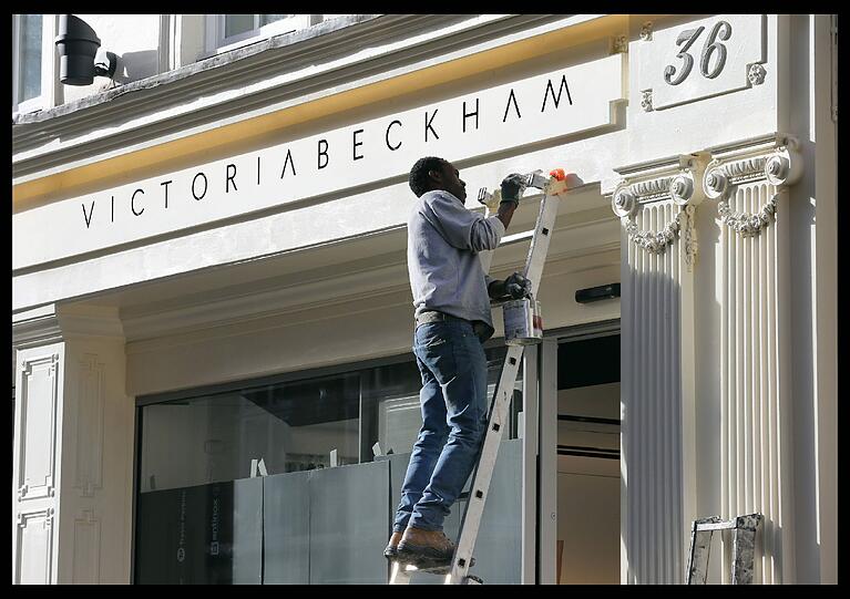 Victoria Beckham eröffnet ihre eigene Mode-Boutique in London. Mit dabei: ihre Eltern, Schwester und natürlich David Beckham.