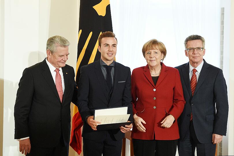 Auch Bundesinnenminister Thomas de Maiziere ist mit von der Partie. Joachim Gauck missfällt offensichtlich die Ausrichtung der Urkunde.
