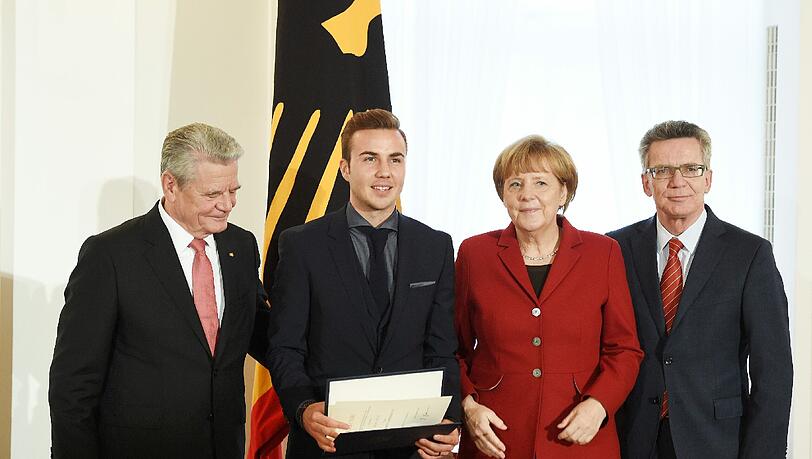 Auch Bundesinnenminister Thomas de Maiziere ist mit von der Partie. Joachim Gauck missfällt offensichtlich die Ausrichtung der Urkunde. Auch Bundesinnenminister Thomas de Maiziere ist mit von der Partie. Joachim Gauck missfällt offensichtlich die Ausrichtung der Urkunde.