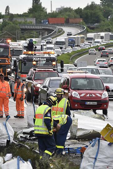 Ein schwerer Lkw-Unfall auf der A92 sorgte für erhebliche Behinderungen am Dienstag - die Bilder vom Bergungseinsatz.