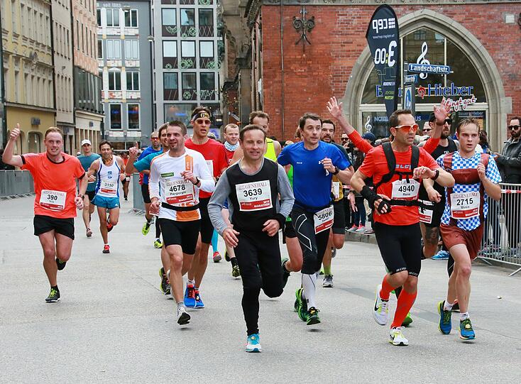 Sonnenschein und weiß-blauer Himmel: Beim München Marathon hatten die Teilnehmer perfekte Wetterbedingungen. Die Bilder zum Durchklicken.